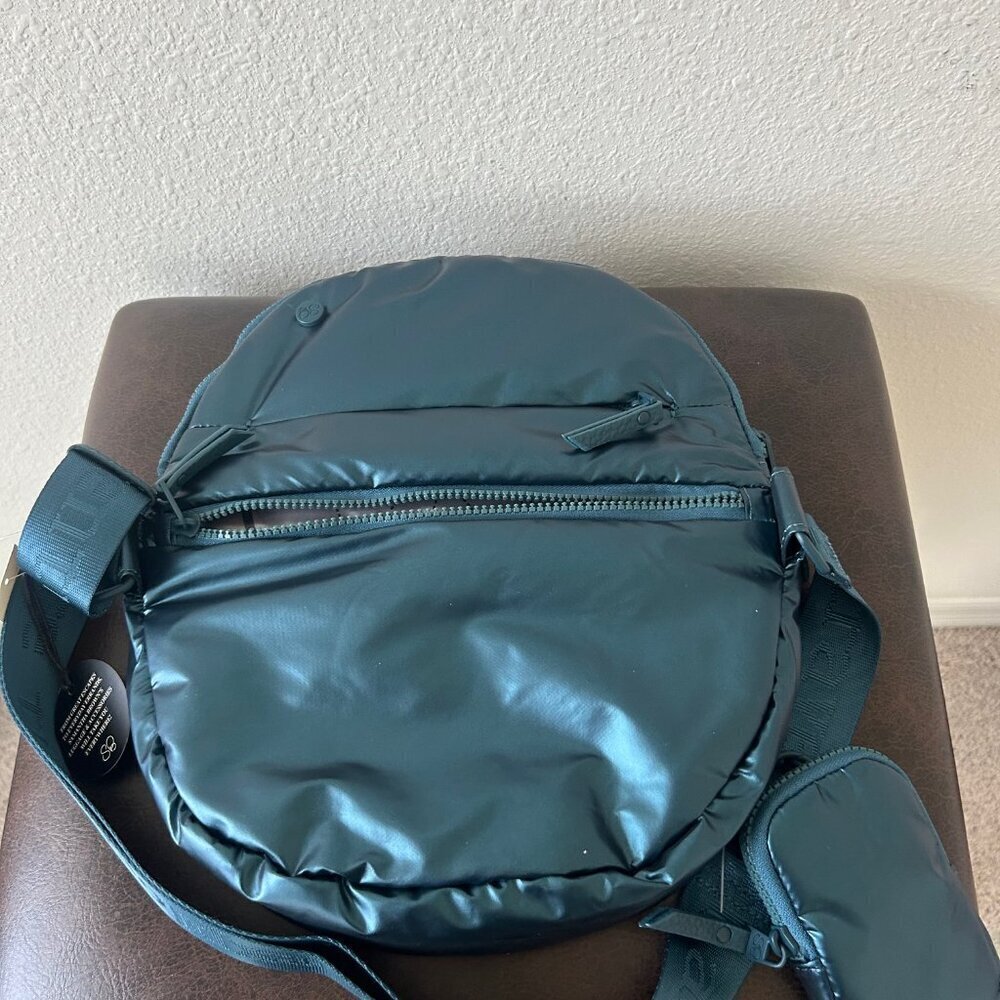 Samantha Brown To-Go Half Moon Travel Sling with Mini Pocket BLUE METALLIC nwt - Picture 4 of 5